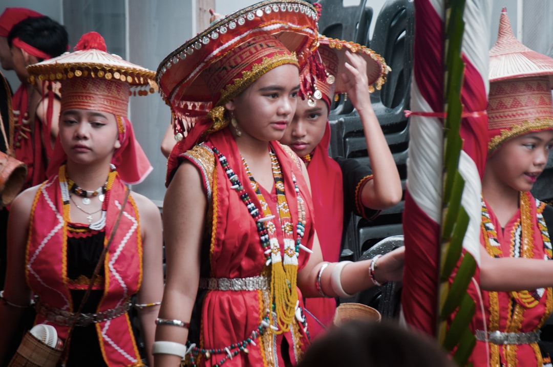 Jóvenes artistas en trajes tradicionales de todo el mundo