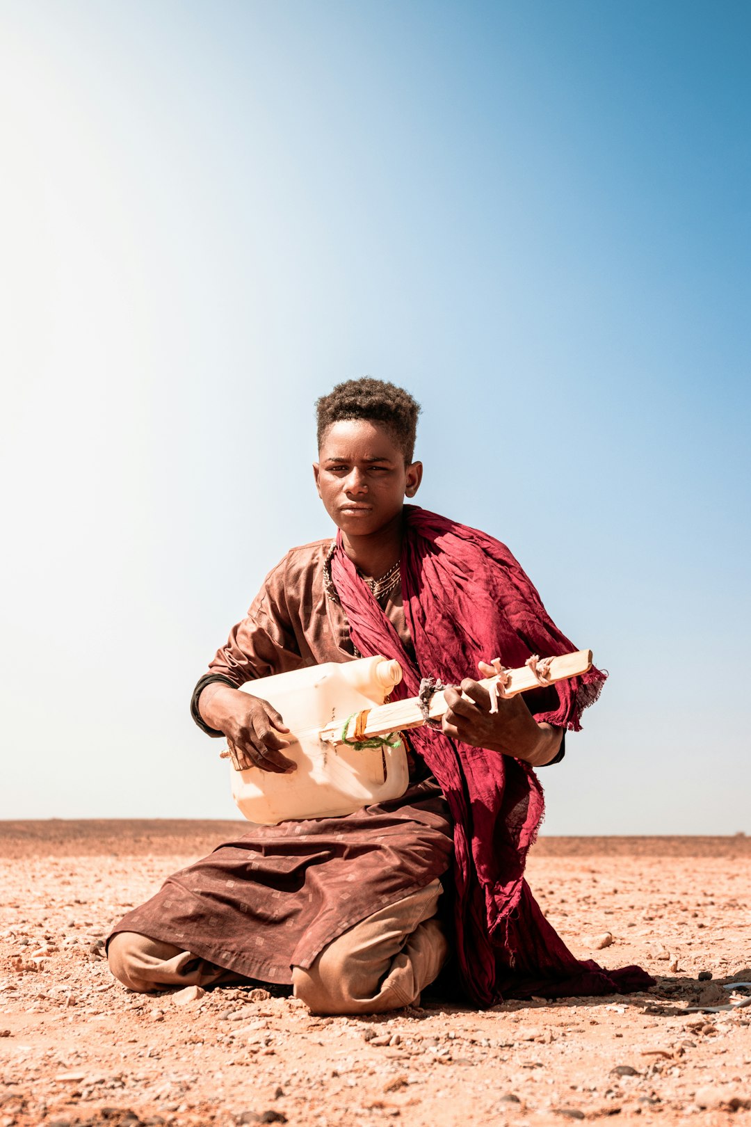 Joven tocando instrumento tradicional ancestral